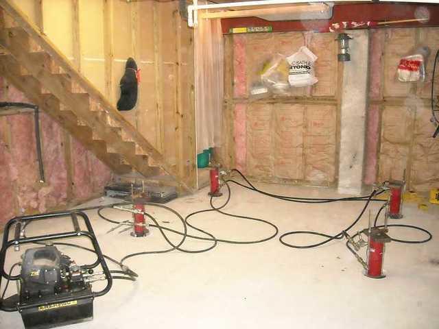 Hooking up the lifting equipment