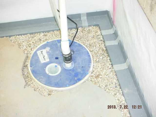 Sealed lid on a sump pump