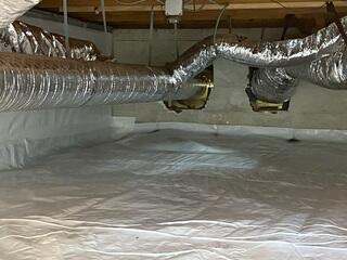 Bright and clean encapsulated with drainage matting and CleanSpace vapor barrier which eliminates moisture rising from the ground.