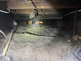 During the crawl space inspection, the LRE Design Specialist quickly identified that many of the wooden floor joists were sagging as a result of the block piers beneath them settling into the soil.