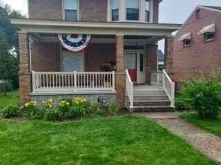 Almond 36" Superior T Vinyl Railing/ Colonial Balusters.