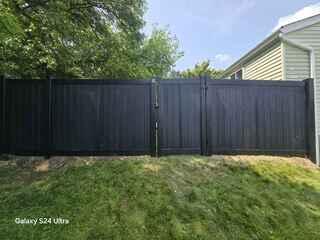 6' Privacy Black Fence Vinyl Fence / Black 36" Aluminum Railing.