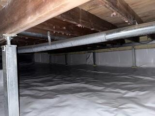 This crawl space was completed with out SmartJack support posts that replace old supprts. We also installed a supplemental beam as added support and stabilization.