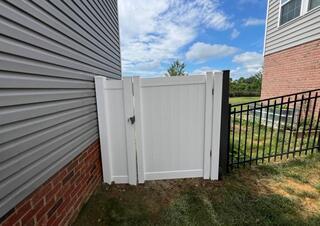 6' Acadia Privacy White Vinyl Fence / (1) 4' gate