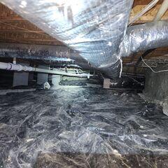 This crawl space is filled with mud, dust, and debris.