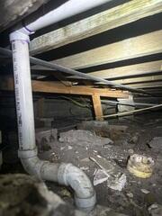 During the inspection of the homeowner's crawl space, the LRE Design Specialist immediately observed a lack of proper support for the home's floor joists.