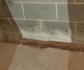 Relieving the pressure from water pressure in block wall