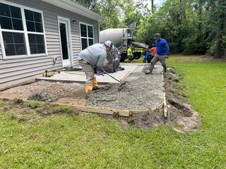 Smoothing down the cement
