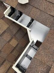Securing gutter