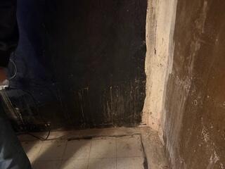 Vertical Leaking Lines