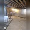 Notre équipe a d'abord colmaté les fissures sur les murs de fondation pour ensuite poser des panneaux isolants SilverGlo sur les murs. Ils agissent également comme pare-vapeur. Ils creuse la trachée tout au long des murs pour l'installation du WaterGuard.
