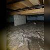 Le vide sanitaire était froid et humide. Cela pourrait entraîner une détérioration de la qualité de l'air entrant dans la maison, ainsi que la pourriture des solives, ce qui pourrait causer des problèmes structurels sérieux.