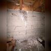 Une fissure verticale visible sur le mur de fondation du sous-sol qui permettait &agrave; l'eau et &agrave; l'humidit&eacute; de s'infiltrer &agrave; l'int&eacute;rieur de la maison.